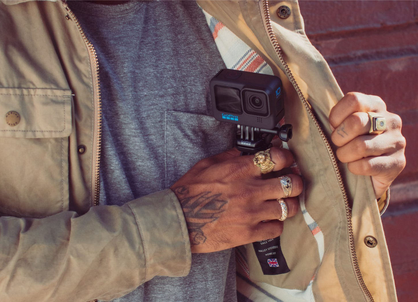 GoPro 3-Way 2.0cho phép các nhiếp ảnh gia thay đổi góc máy ảnh trong phạm vi lên đến 260°