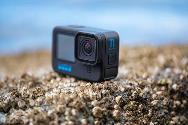 GoPro action camera sử dụng ống kính cố định