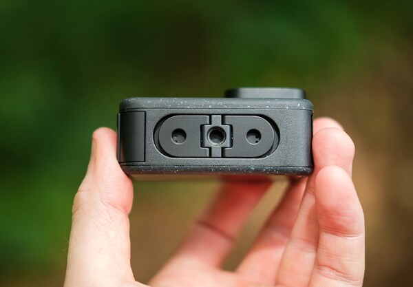 GoPro Hero12 Black hiện có mount gắn tiêu chuẩn 1/4-20, cho phép lắp dễ dàng hơn với nhiều loại phụ kiện hơn
