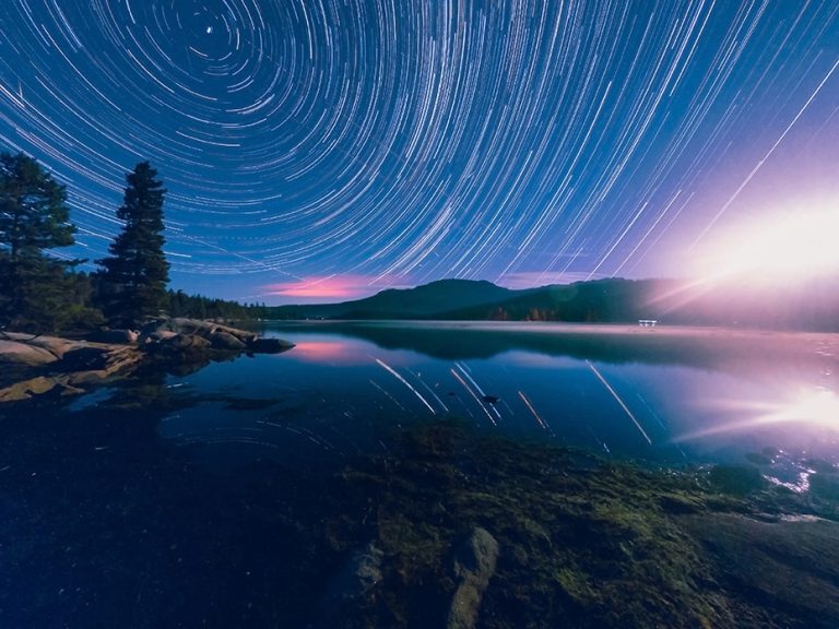 Khung hình Night-Lapse đặc trưng với các vòng tròn