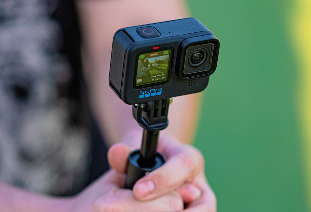 Hero 11 Black trang bị đầy đủ nút nhấn vật lý và khe cắm thẻ, cổng kết nối